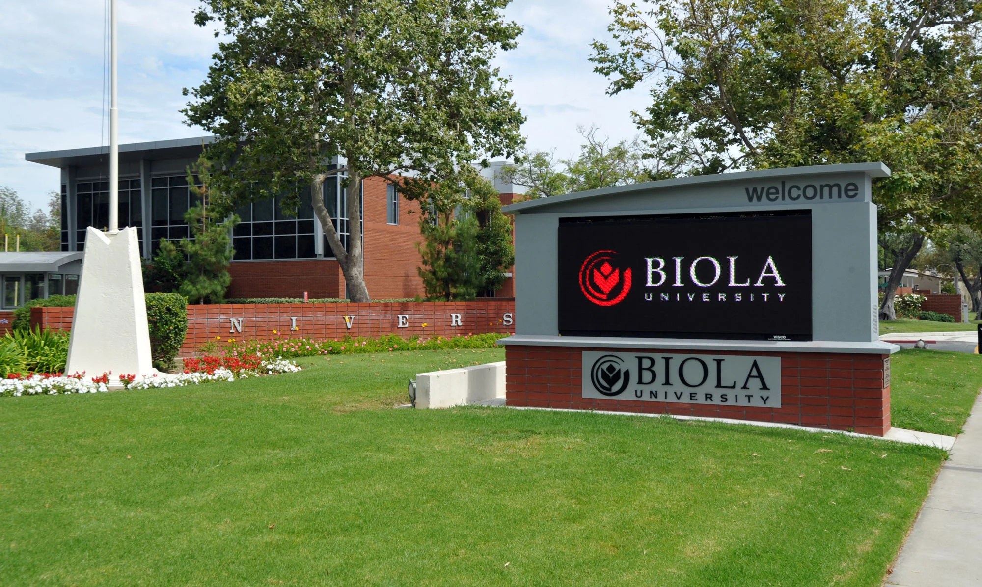 Review Biola University : Hành trình giáo dục đỉnh cao kết hợp giữa trí tuệ và đức tin tại Nam California. Chi tiết học phí, học bổng và môi trường an toàn nhất Mỹ.