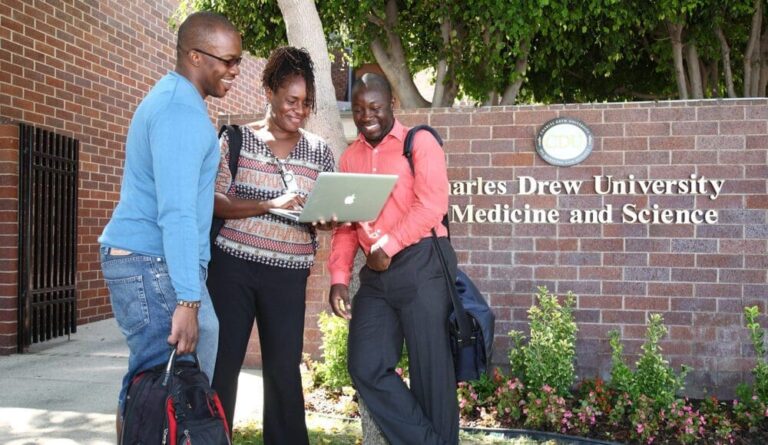 Charles R. Drew University Review: Một hành trình y khoa đầy tính nhân văn và công bằng xã hội tại Los Angeles. Chi tiết học phí, điều kiện và cơ hội nghề nghiệp.