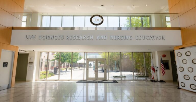 Charles R. Drew University Review: Một hành trình y khoa đầy tính nhân văn và công bằng xã hội tại Los Angeles. Chi tiết học phí, điều kiện và cơ hội nghề nghiệp.