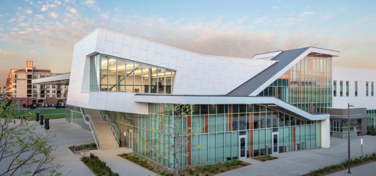 Review Los Angeles Trade-Technical College (LATTC) 2026: Khoản đầu tư thông minh cho du học Mỹ chi phí thấp. Chi tiết học phí, ngành nghề và cơ hội việc làm tại LA.