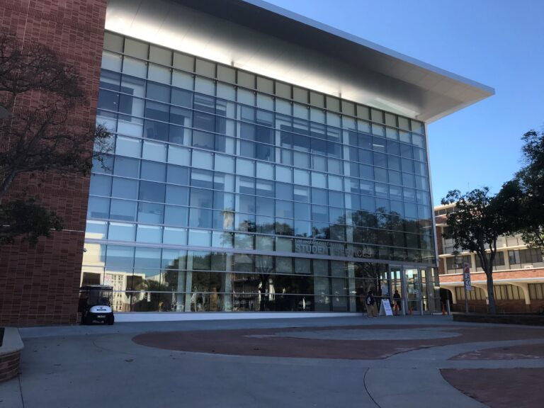 Review Los Angeles City College (LACC) 2026: Lộ trình chuyển tiếp UCLA tiết kiệm hơn 100,000 USD. Chi tiết học phí, điều kiện và trải nghiệm thực tế tại LA.