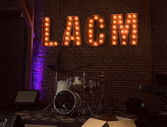 Review LACM 2026: Phân tích lộ trình thâm nhập ngành công nghiệp âm nhạc Hollywood từ Pasadena. Chi tiết học phí, điều kiện và cơ hội khởi nghiệp âm nhạc toàn cầu.