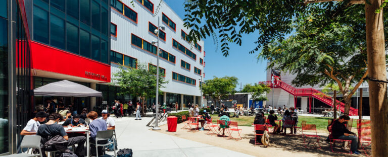 Review Otis College of Art and Design: Lò Rèn Nghệ Thuật Giữa Los Angeles Có Thực Sự Xứng Đáng Với $56.000 Học Phí Mỗi Năm?