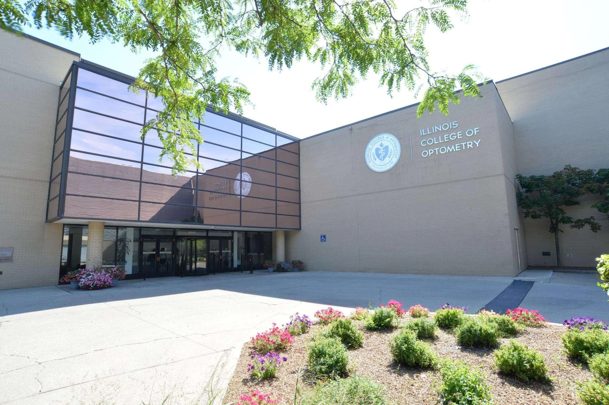 Review Illinois College of Optometry: Chỉ số chuyên môn và hiệu suất đào tạo lâm sàng 2026